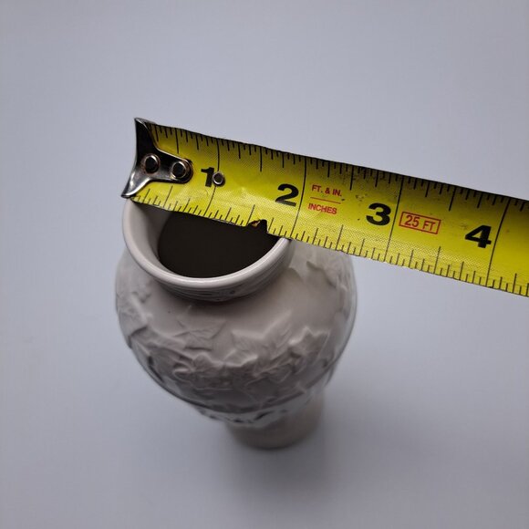 Wedgwood White Classic Garden Vase Grapes Leaves Embossed 7.5" England 1996 - Picture 3 of 9